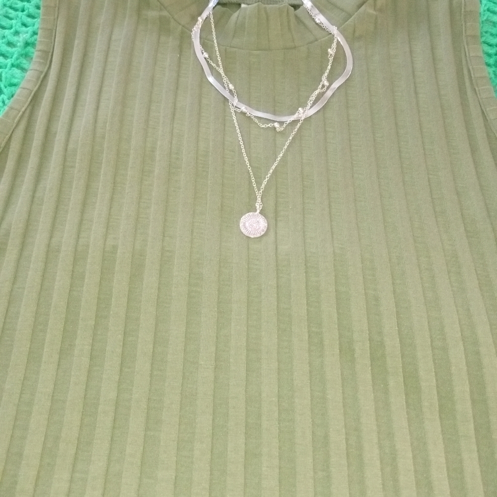 Sleeveless ladies top